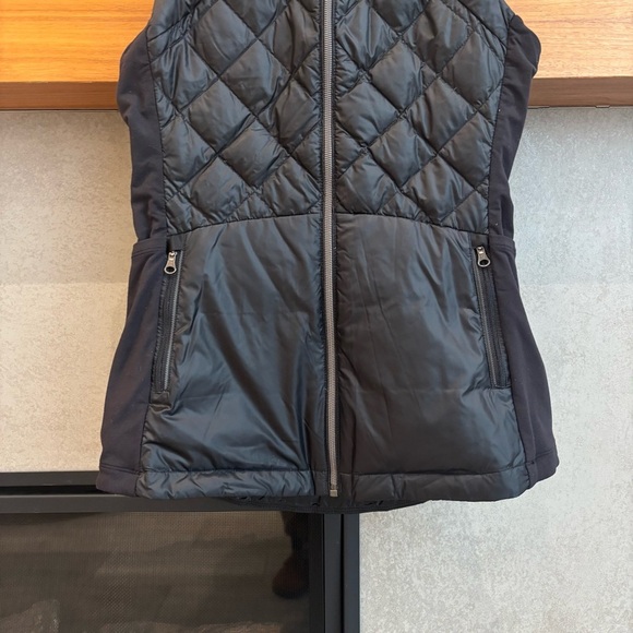 Lululemon Down For A Run Vest in Black, Size 4 - Picture 10 of 16
